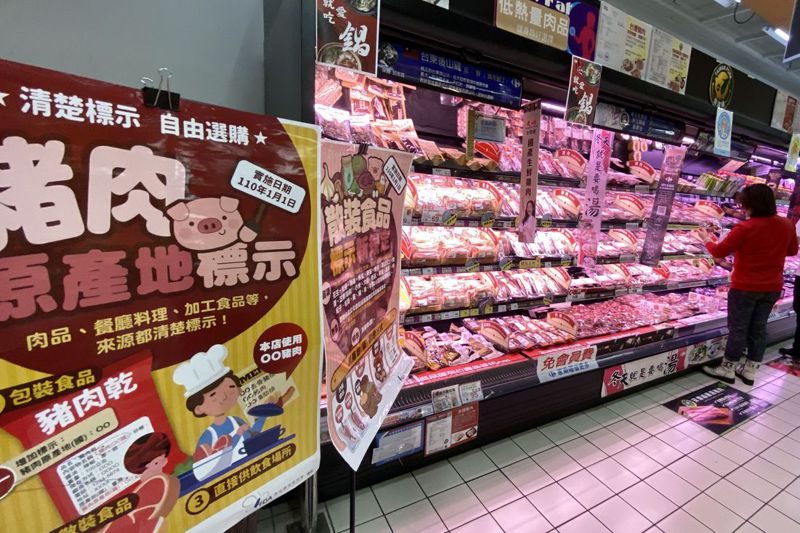 今年起萊豬開放進口，市面上中央、地方，甚至業者有各式各樣的豬肉標示，讓消費者眼花撩亂。圖／聯合報系資料照片