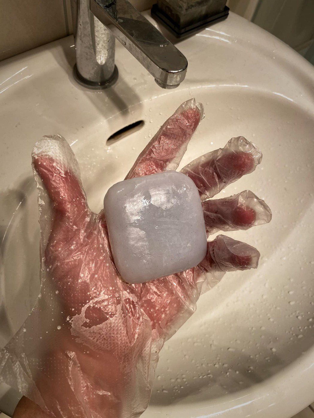 李沛旭戴著手套用肥皂洗手。 圖／擷自李沛旭臉書