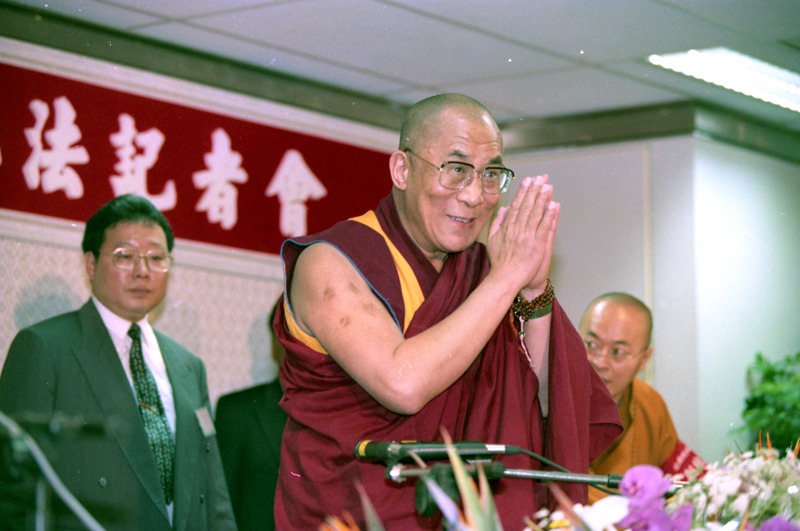西藏精神領袖達賴喇嘛（中）抵台，在高雄小港國際機場舉行記者會，展開為期6天的「台灣之旅」。圖／聯合報系資料照片