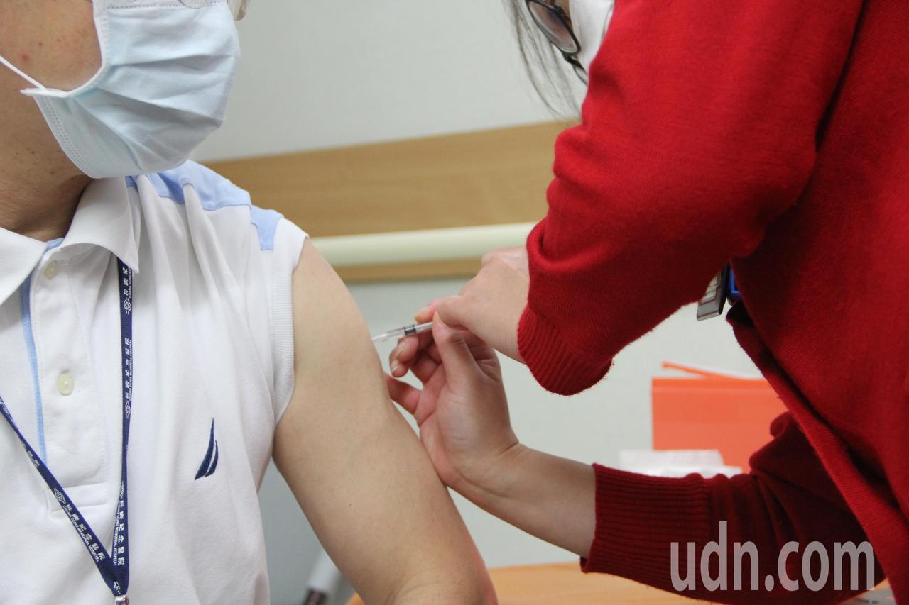林口長庚醫院今規劃新冠肺炎疫苗施打專區，不少人主動報名接種。記者陳俊智／攝影