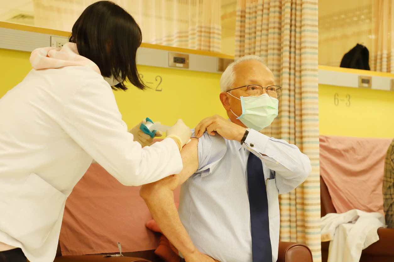 和信醫院院長黃達夫已82歲，今率院內同仁施打AZ疫苗，對於可能是「施打AZ疫苗的最高齡醫事人員」，他坦言，施打時不會緊張，只有感覺到有針插入體內，接種後未有不適。圖／和信醫院提供