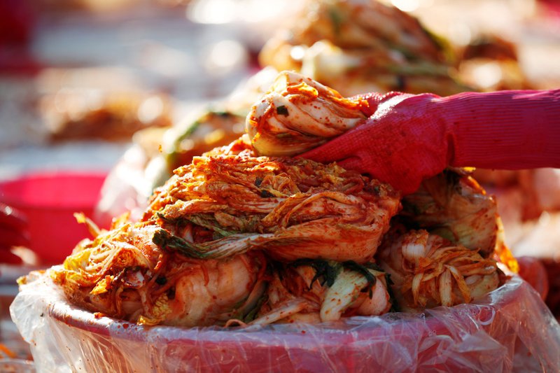 南韓泡菜消費量領先全球，圖為韓國婦女醃製泡菜。路透