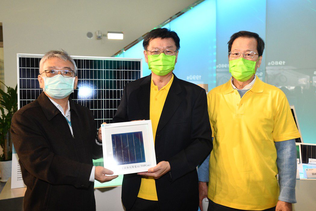 工研院開發穿隧氧化鈍化接觸太陽電池，具有光電轉換效率高、投報率高、短期回收三大優...