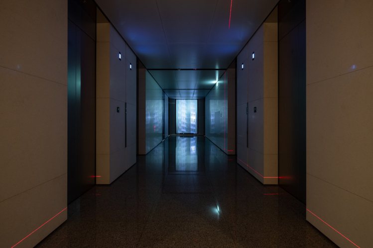 藝術家吳燦政作品《漫遊者004》利用梯廳場域召喚城市記憶的日常聲景，擴大觀者視聽體驗。圖／忠泰美術館提供