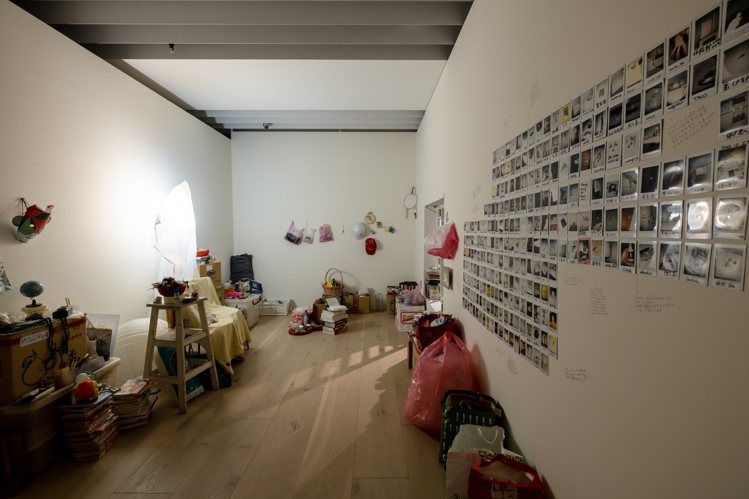 藝術家賈茜茹的《物品命名計畫》透過提取日常物件，與觀眾交換影像和名字，將現成物件轉換為另一種展示方式。圖／忠泰美術館提供