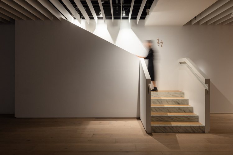 廖建忠首度亮相的新作《3／2》透過擬真手法打造出從2F展場通往3F虛空的樓梯。圖／忠泰美術館提供