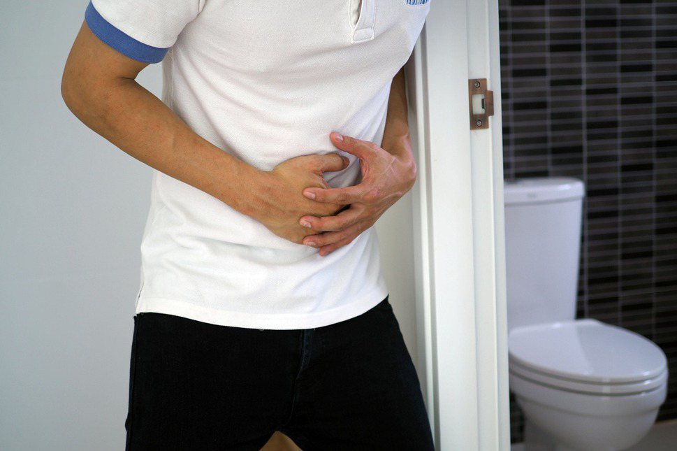潰瘍性結腸炎常見有腹瀉問題，常合併解出黏液、便血、腹絞痛、腹脹、惡心、嘔吐。圖╱123RF