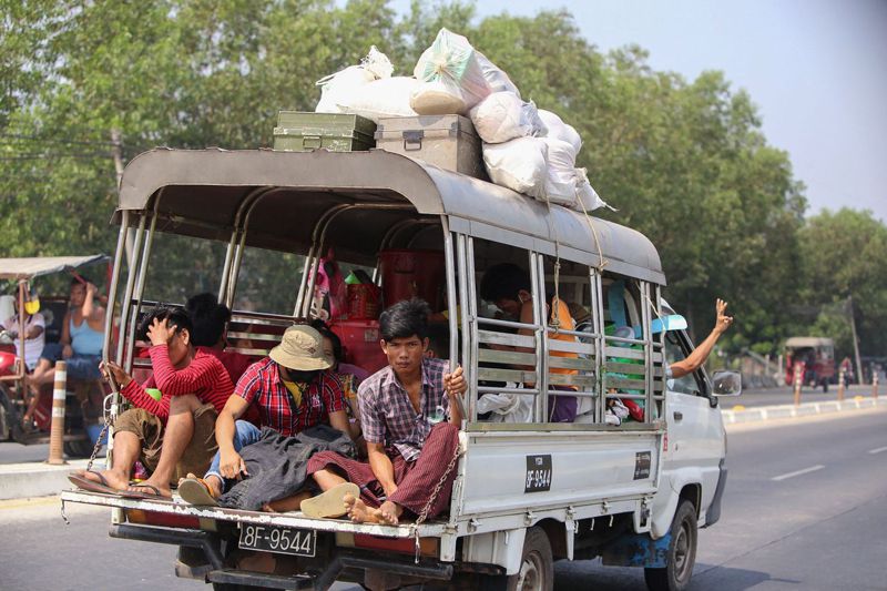 緬甸安全部隊持續鎮壓示威，最大城仰光萊達雅區民眾十六日攜家帶眷坐車逃離家園。法新社