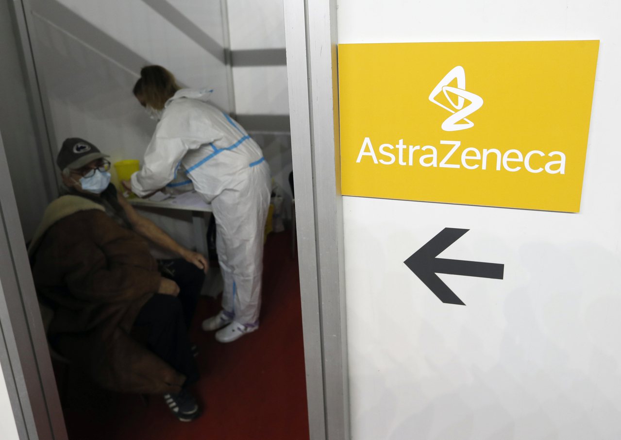 塞爾維亞貝爾格勒一名男子廿一日接種AZ疫苗。儘管世界衛生組織和歐盟相繼替AZ疫苗背書，但民調顯示歐洲多國對AZ疫苗信任度大幅下滑。（美聯社）