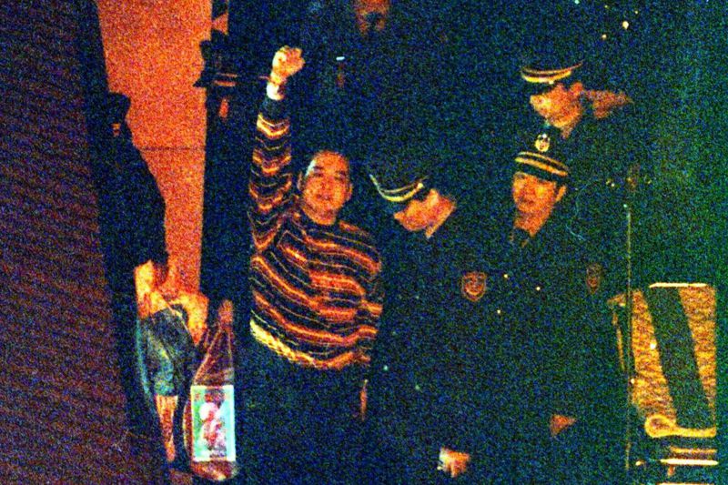 1993年3月23日清晨，有「冷面殺手」之稱的劉煥榮在台北監獄刑場伏法。進入刑場前，劉煥榮仰起頭對屋頂上的親友及拍攝者，舉臂高喊「中華民國萬歲」及「我對不起國家社會」。圖／聯合報系資料照片