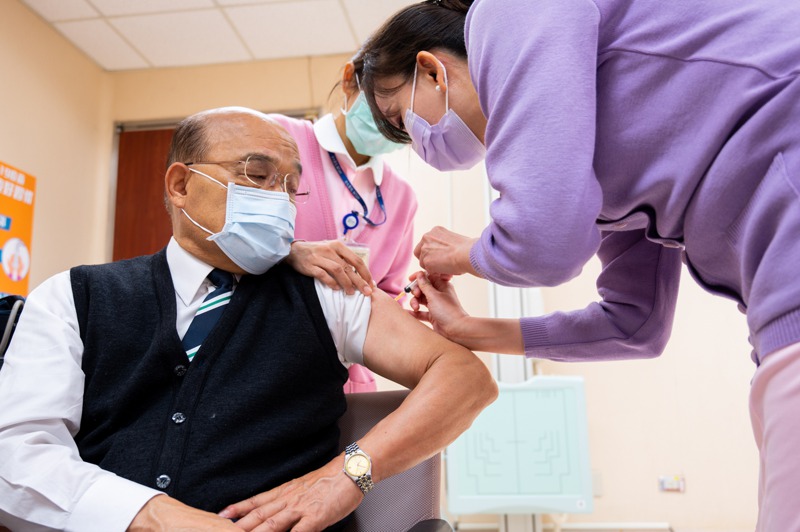 行政院長蘇貞昌（左）昨早率先施打AZ疫苗，施打後表示沒有任何痠痛不舒服，也沒發燒。圖／行政院提供