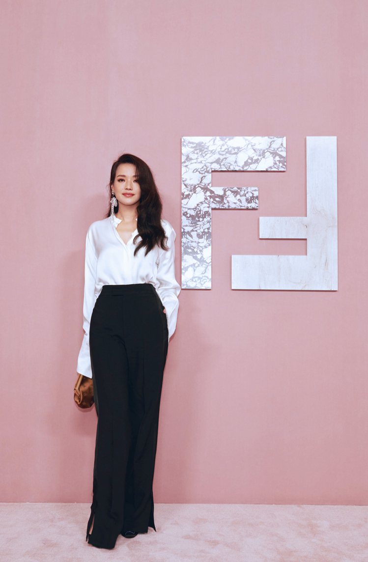 舒淇以簡約的黑白色穿搭現身上海FENDI 2021高級訂製服大秀。圖／FENDI提供