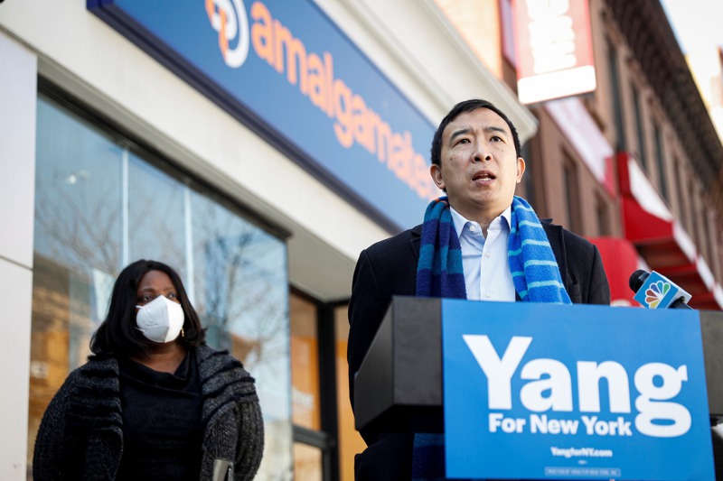 台裔美籍企業家楊安澤（右）立志成為紐約首位亞裔市長。路透