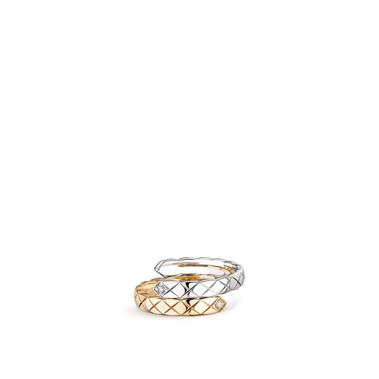COCO CRUSH TOI ET MOI戒指小型款，18K白金與Beige米色金鑲嵌2顆總重約0.03克拉明亮式切割鑽石，98,000元。圖／香奈兒提供