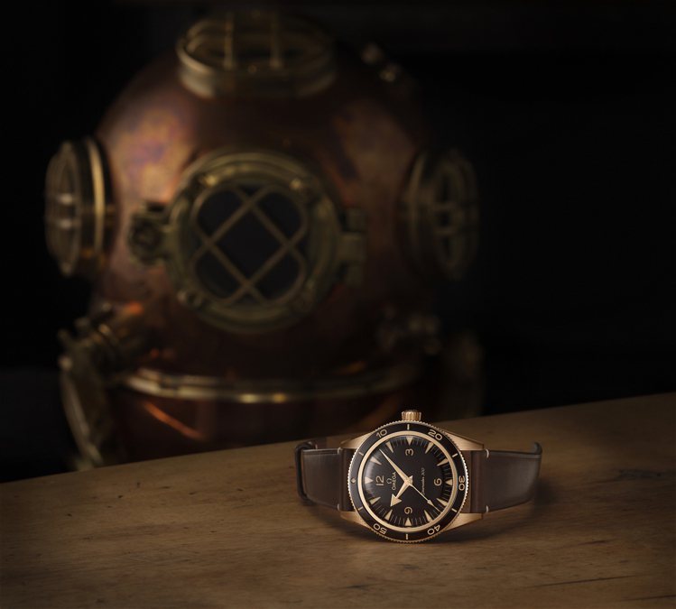在「青銅」熱流行多年後，歐米茄今年推出「青銅金」腕表，正式參戰。圖 / OMEGA提供。
