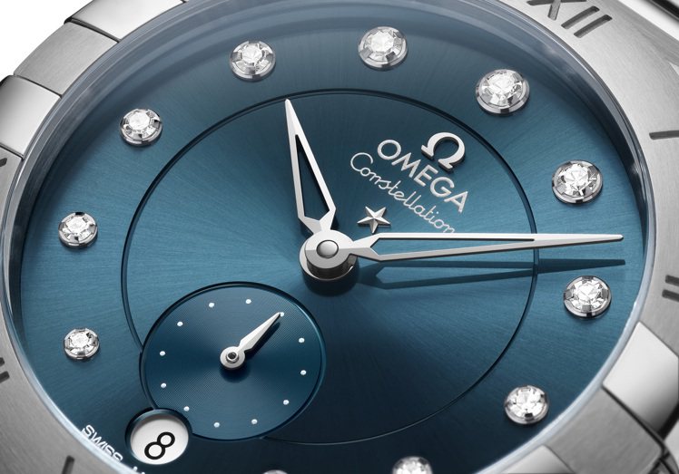 從1952年「扣爪」設計而來的OMEGA 星座腕表，今年帶來34毫米、面盤鑲鑽的小秒針日期功能。圖 / OMEGA提供。