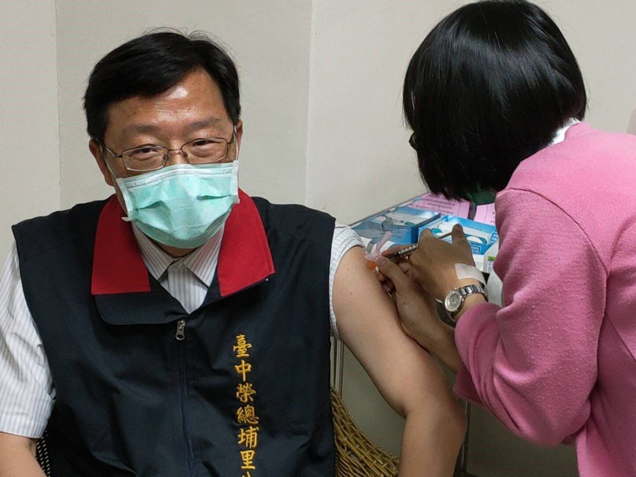 台中榮總埔里分院院長徐蔚慈帶頭接種疫苗，並呼籲第一線醫護同仁多多接種。記者賴香珊／攝影