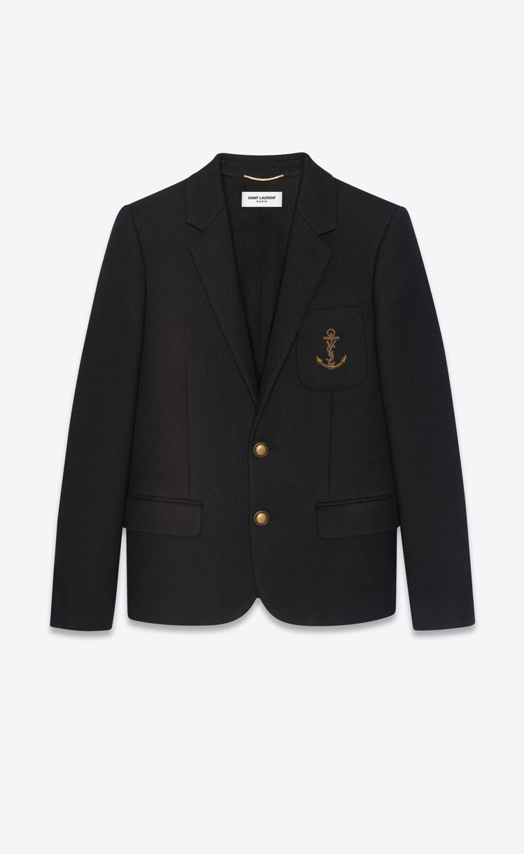 黑色羊毛氈刺繡字母船錨夾克。圖／Saint Laurent提供