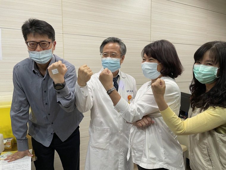 嘉基副院長陳煒（左一）是嘉市首名接種AZ疫苗。記者林伯驊／攝影
