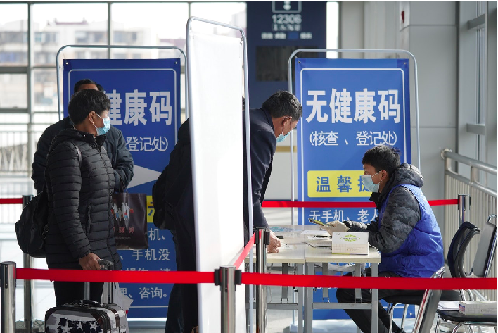 大陸將加強對民眾健康碼的管理，圖為雲南昆明火車站工作人員幫助旅客獲取健康碼。（中新社）