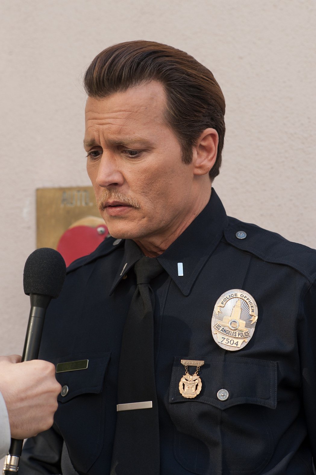強尼戴普在「誰殺了大個子」中飾演真實人物前洛杉磯警局探員羅素波爾。圖／華映提供