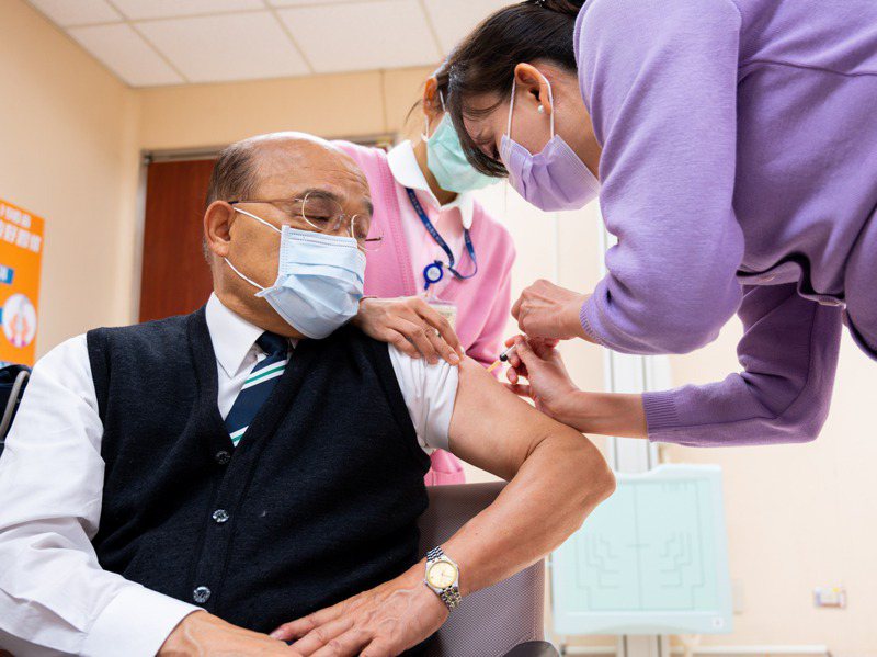 行政院長蘇貞昌（左）率先施打AZ疫苗，施打後表示沒有任何痠痛不舒服，也沒發燒。圖／行政院提供