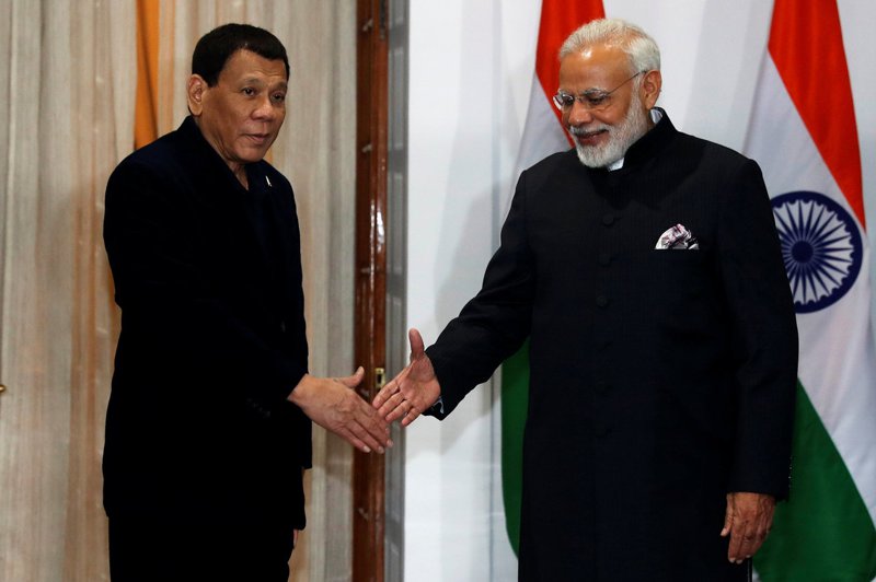 菲律賓總統杜特蒂（左）和印度總理莫迪二○一八年一月在印度新德里會晤。路透