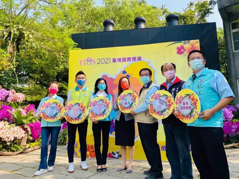 台南市長黃偉哲（右三）今天在虎頭埤風景區表示，2021台灣國際蘭展將以遍地開花的...