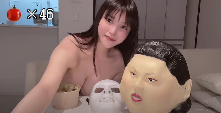 近日，日本寫真女星小泉かな在YouTube頻道上傳紀錄日常生活的小短片，她在影片中「裸體吃晚餐」讓許多男粉絲看了直呼幸福。圖擷自「グラビアアイドル小泉かな」頻道
