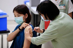 AZ疫苗怎麼了：為何七成第一線醫護人員觀望不打？
