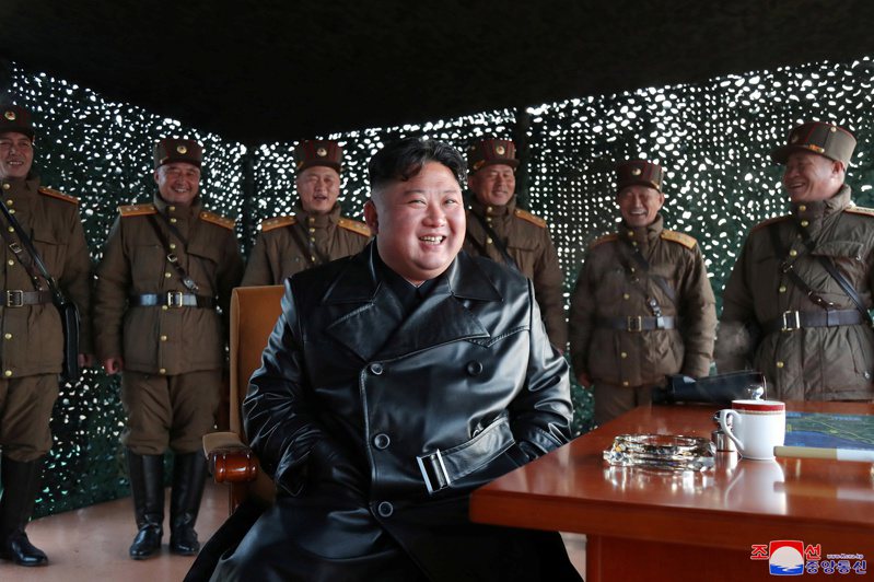 北韓最高領導人金正恩（圖）最近一步步試探拜登政府底線，上周末進行時隔11個月以來首次的飛彈試射，「按傳統」給拜登送上上任見面禮。路透
