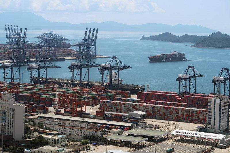 傳出中國第三大港口深圳鹽田港暫停收出口的貨櫃。圖為深圳附近鹽田港的貨櫃碼頭。路透
