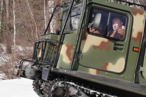 俄國官方21日發布一組新照片，普亭開著巨無霸的軍用全地形車，展現無人能阻擋的氣勢。歐新社