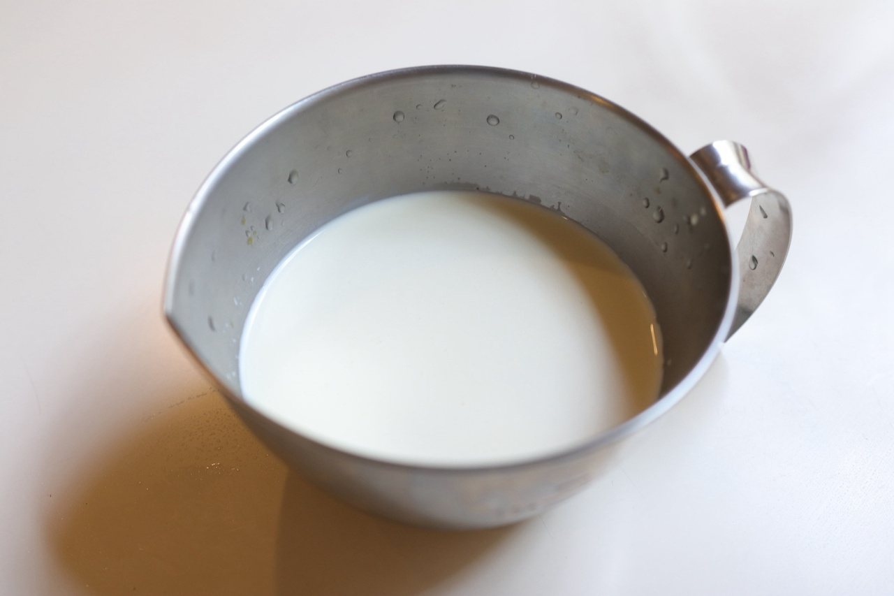 將牛奶、鮮奶油和水混勻。 圖／如何出版社 提供
