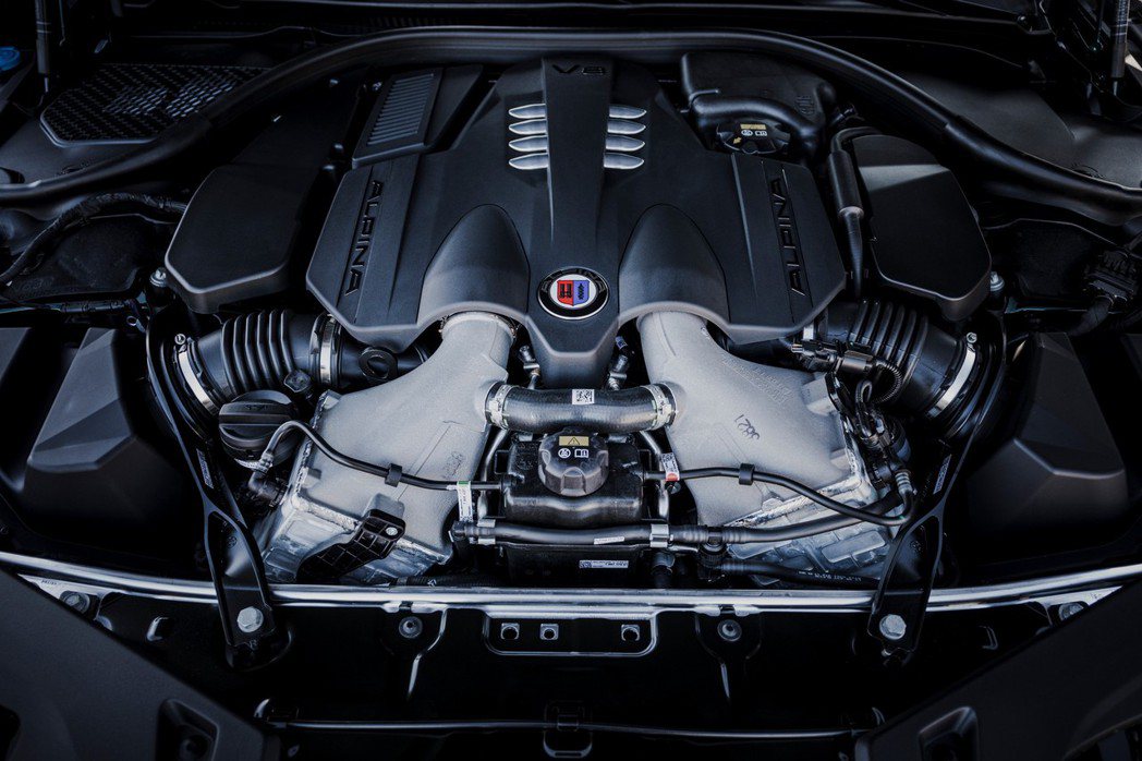 4.4升V8雙渦輪增壓引擎，有著612hp/81.6kgm的動力。 圖／Alpi...