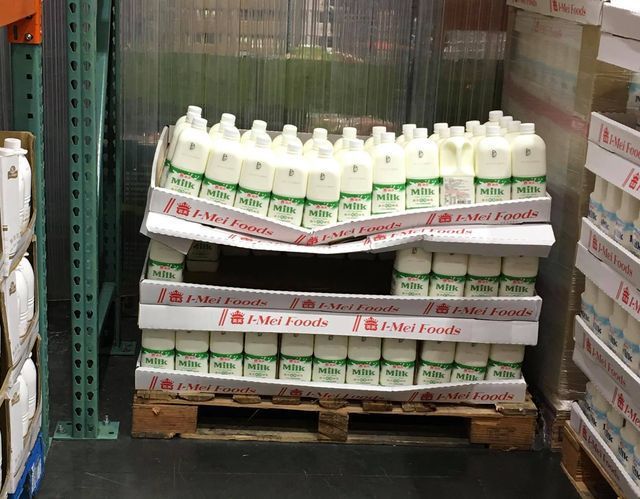 近日有網友分享這張鮮奶照，可以看到，只有第二層的鮮奶被抽了不少，讓上面的商品都快倒了。 圖擷自《爆廢1公社》