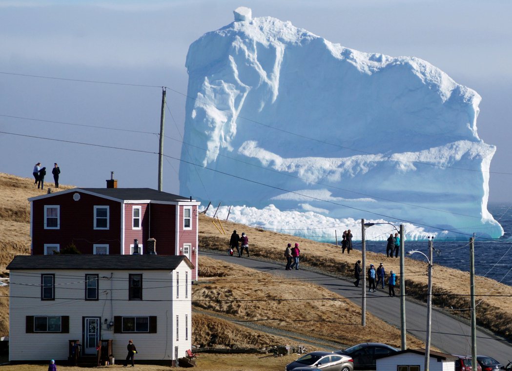 2017年一座巨型冰山「擱淺」在加拿大的小鎮，成為特殊景觀的「冰山巷」。 圖／路...