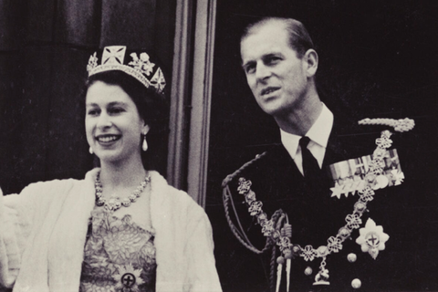 圖為1952年11月，白金漢宮的女王夫婦。當時伊莉莎白二世已經繼承了父王，但還沒...