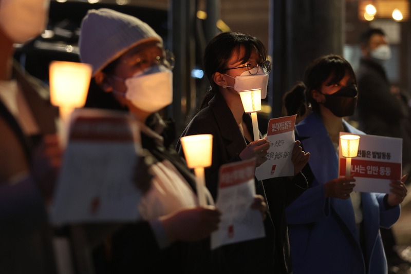 南韓LH職員違規炒皮地事件震驚全國，民眾15日在首爾舉辦燭光抗議活動，要求政府徹查。歐新社