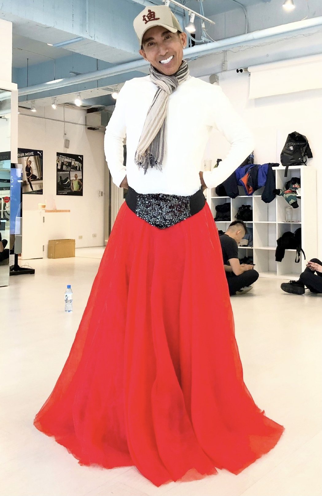 潘若迪穿上李翊君的紅裙秀服，自豪女生扮相美翻。圖／艾迪昇提供