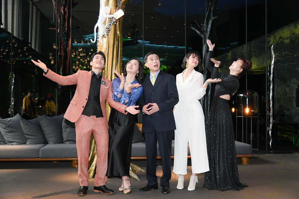 魏蔓(右起)、賴雅妍、李天柱、劉瑞琪、林孫煜豪在「三隻小豬的逆襲」中飾演豪門一家人。圖／三立提供