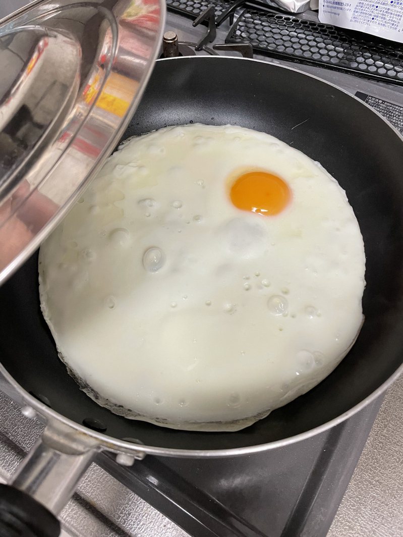 日本一位網友平常只拿蛋黃吃，留下的蛋白最後竟做出了超巨大的煎蛋。圖擷取自twitter