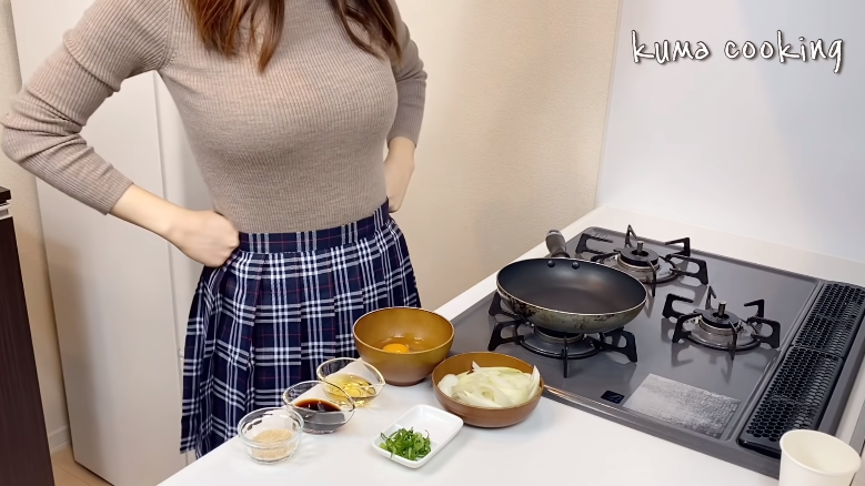 日本YouTube頻道「くまクッキング」靠著不露臉、只露出傲人身材的女子示範做料理，在網上獲得頗高人氣。圖擷自くまクッキング頻道