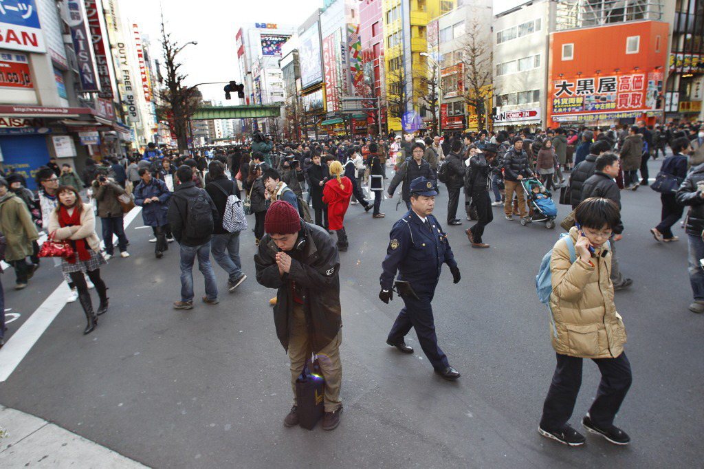 今日，東京仍有秋葉原、銀座、新宿三座商圈持續實施假日徒步區，為當地帶來許多消費人潮。圖為秋葉原「步行者天國」，攝於2011年。 圖／法新社