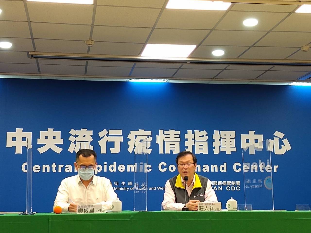 亞東紀念醫院感染管制中心主任廖俊星（左）、指揮中心發言人莊人祥（右）。記者陳碧珠／攝影