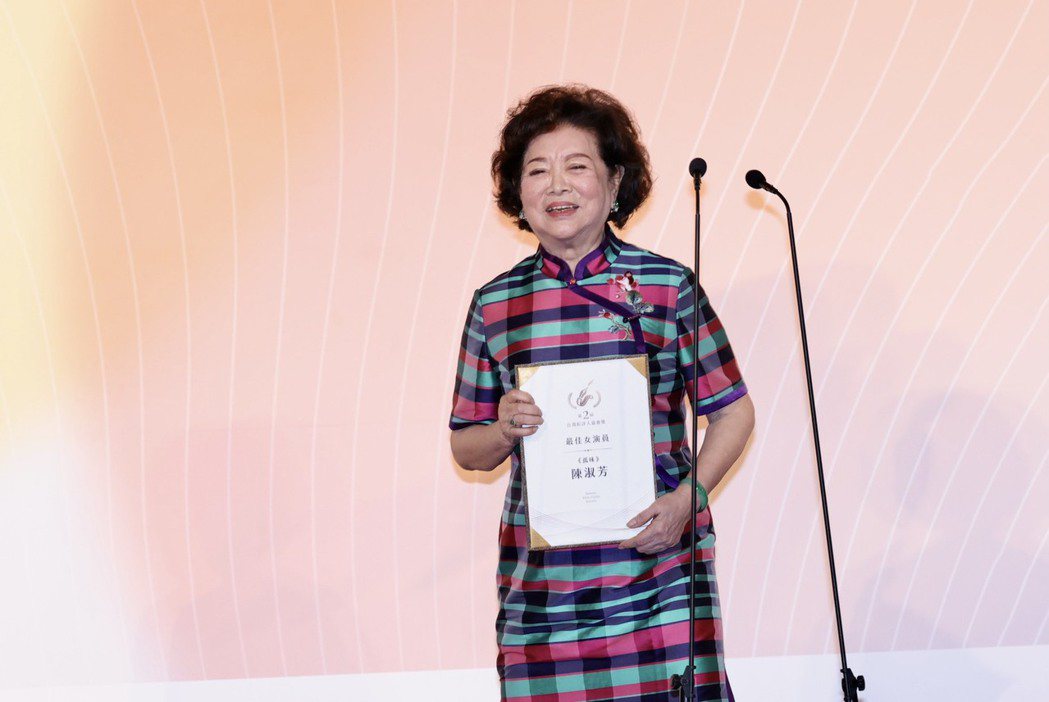 陳淑芳獲台灣影評人協會年度最佳男演員，笑說「人生80才開始」。記者李政龍攝