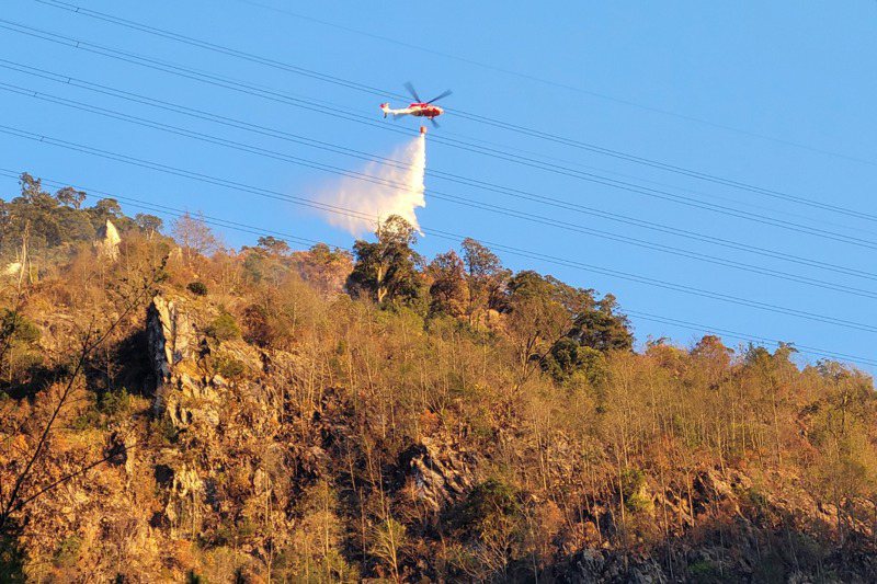 空勤總隊直升機到中橫公路山區投水滅火。圖／空勤總隊提供
