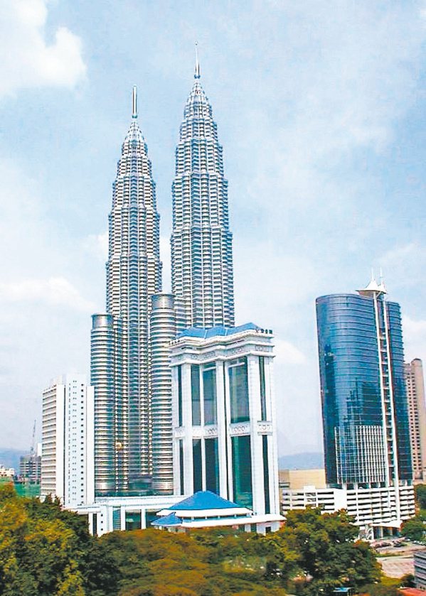 馬來西亞首都吉隆坡地段繁榮，高聳的雙子星大樓是知名地標，由雙子星、吉隆坡塔、巴比...