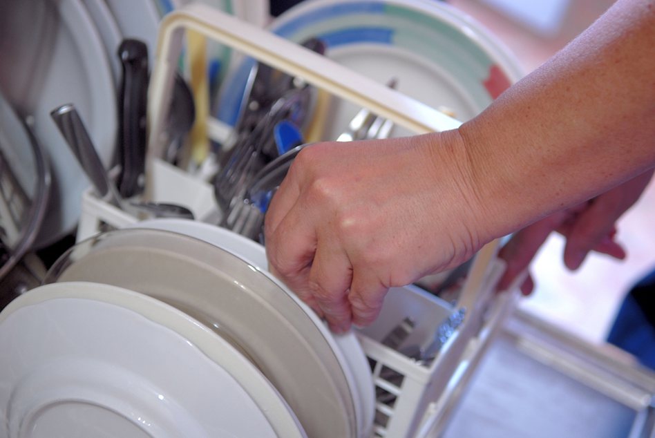 有些家庭會考慮是否要購入洗碗機輔助家事。 示意圖。圖片來源／ingimage