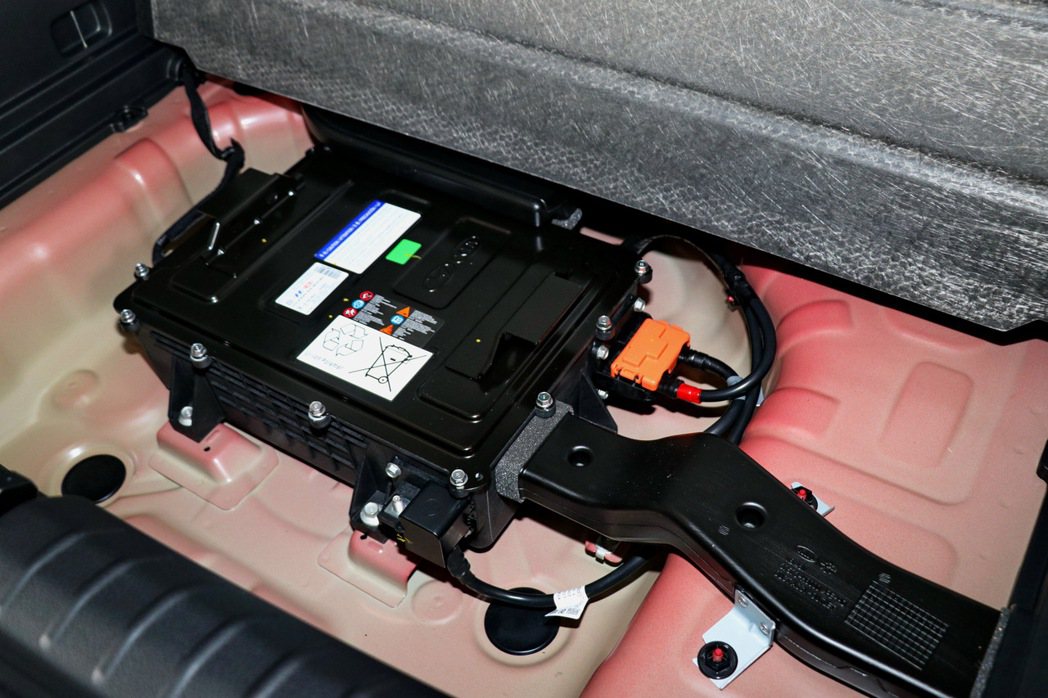 行李廂底板下方即是48V電池安裝的位置。 記者陳威任／攝影